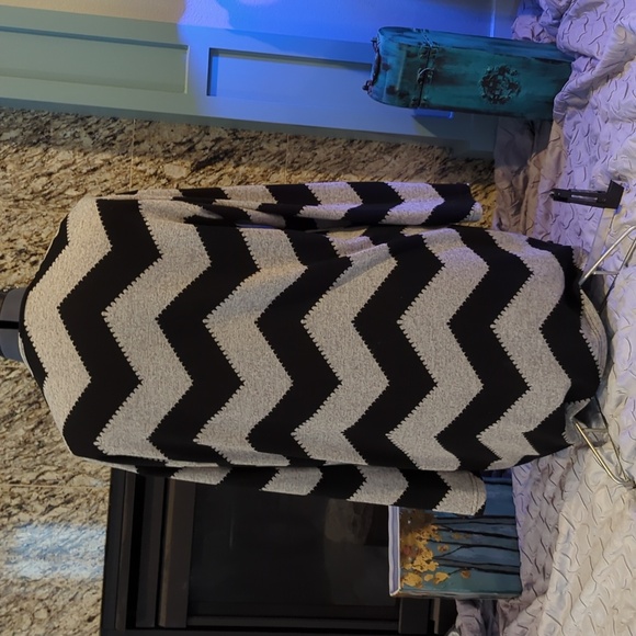 Black and Grey Chevron Sweater - XL - Picture 5 of 5